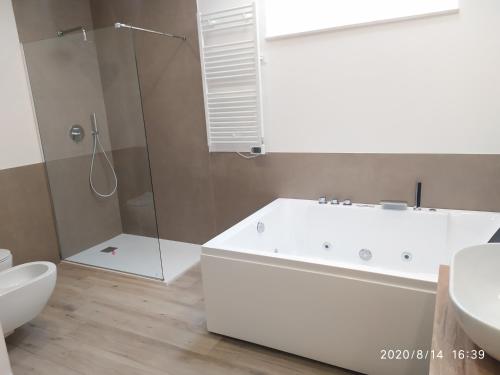 莫诺波利Manolo Case Vacanza的带浴缸、水槽和淋浴的浴室