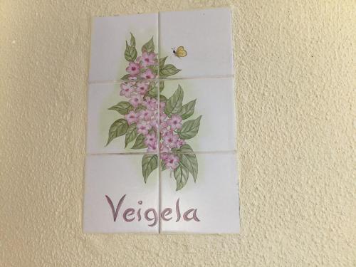 蓬塔杜帕戈Bungalows Do Amparo的花蜜和蜜蜂的墙上的标志
