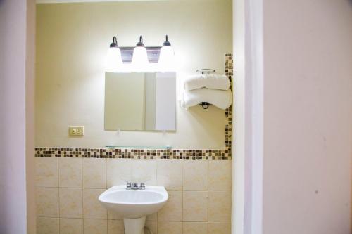 墨西卡利Hotel Cosmos Don Carlos的一间带水槽和镜子的浴室