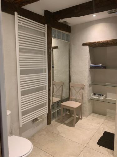 SenouillacLa Maison De Chloe的一间带两把椅子和卫生间的浴室