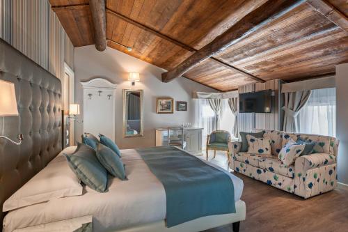萨罗博尔戈伊尔迈扎尼诺农家乐的一间卧室配有一张大床和一张沙发