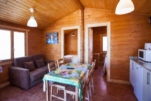 波多诺伏Camping Paxariñas的一间用餐室,内设一张桌子和一张沙发