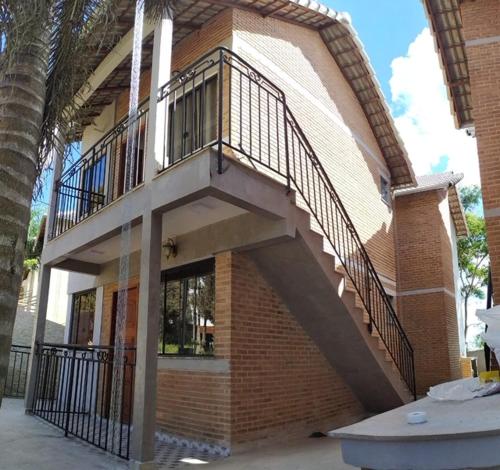 康塞高伊比蒂波卡Chalés Estrada Real的建筑的一侧有楼梯