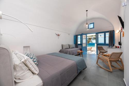 卡马利赛加拉斯海滩酒店的一间卧室设有一张床和一间客厅。