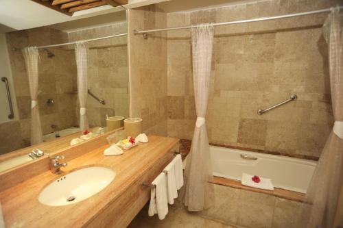 Gamma Plaza Ixtapa的一间浴室
