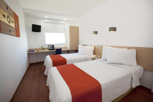 La Encantada萨尔蒂约波萨达斯集团One酒店的酒店客房配有两张床和一张书桌