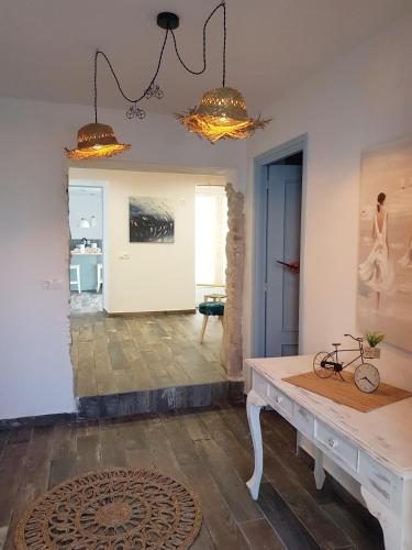 兰卡Ideal parelles aptm amb encant estil Mediterrani i tranquil a Llançà的客厅配有桌子和蓝色门