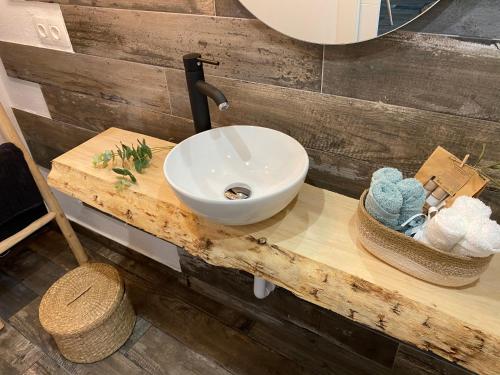 兰卡Ideal parelles aptm amb encant estil Mediterrani i tranquil a Llançà的木制柜台上带白色水槽的浴室
