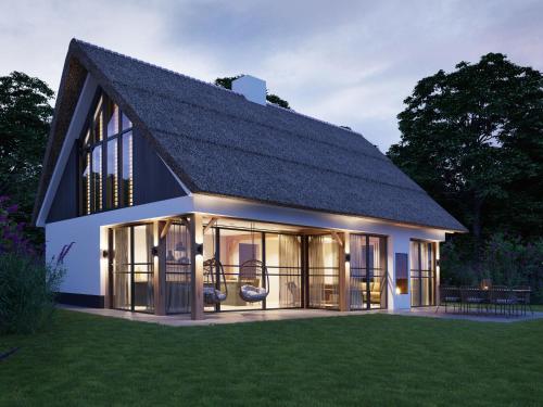德科克斯多普Luxury villa with sauna near beach的一个大房子,有 ⁇ 帽屋顶