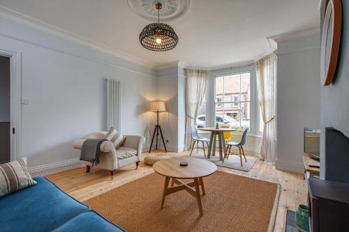 谢林汉姆The Sands Sheringham的客厅配有蓝色的沙发和桌子