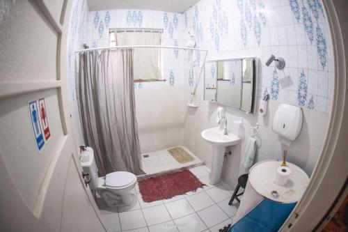 彼得罗波利斯彼得罗波利斯旅舍的带淋浴、盥洗盆和卫生间的浴室