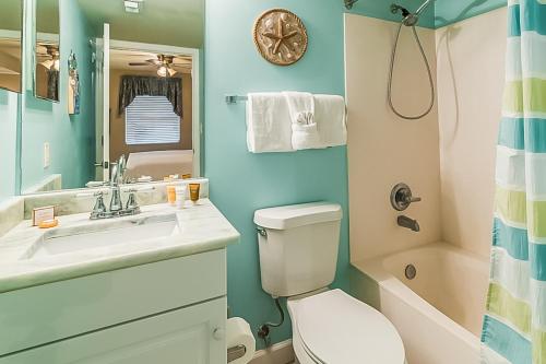 沃尔顿堡滩Pelican Isle Condominiums的浴室配有卫生间、盥洗盆和淋浴。