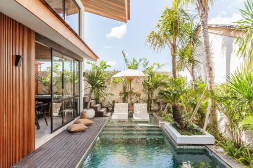 塞米亚克Beyond Bespoke Villas的棕榈树房子里的无边泳池