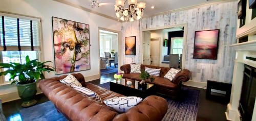普罗温斯敦白廊旅馆的客厅设有棕色真皮沙发和壁炉