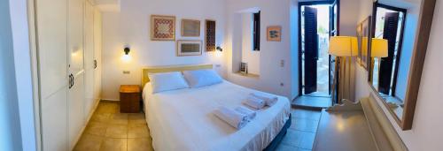 哈尔基岛Villa Amalia的一间卧室配有一张带两个枕头的床