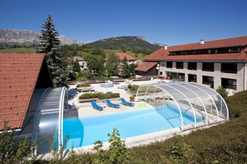 韦尔科尔地区格雷斯夏雷酒店的享有酒店游泳池的顶部景色