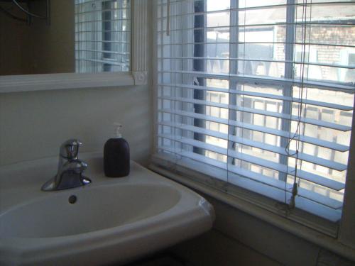 普罗温斯敦莫菲特之家宾馆的一间带水槽和窗户的浴室