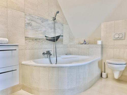 塞克萨德斯特拉扎公寓的带浴缸和卫生间的浴室。