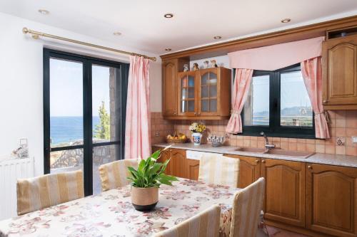 莫奈姆瓦夏VILLA AVLOS的享有海景,设有带桌椅的厨房