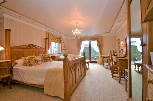 文特诺考拉旅馆的一间卧室配有一张大床和一张书桌