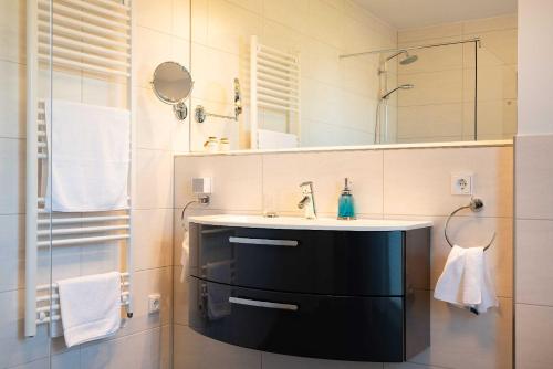 加兹尤瑟多姆Terrassenwohnung "Haffidylle" - Oase am Haff的一间带水槽和镜子的浴室
