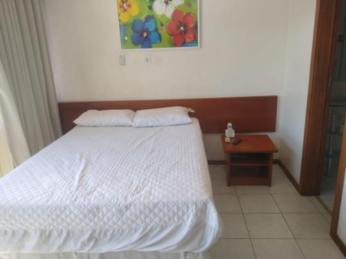 萨尔瓦多Barra Summer flat的卧室配有白色的床和桌子