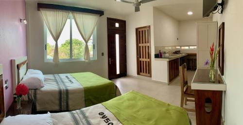 埃斯孔迪多港Lidxi Rosae的酒店客房带两张床和厨房