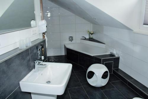 布尔韦勒温凯尼乐酒店的浴室配有盥洗盆和浴缸。