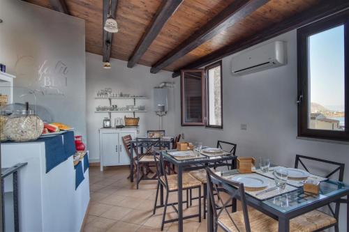 切法卢Cefalu in Blu的厨房以及带桌椅的用餐室。