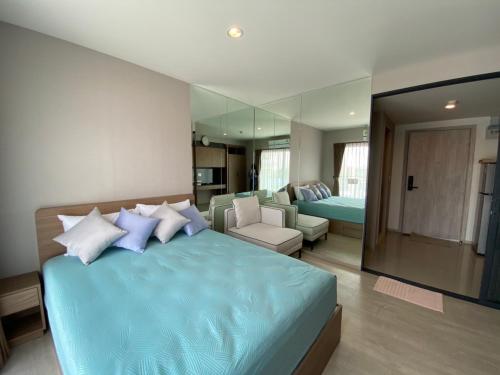 华欣Luxury La casita Huahin的一间带蓝色床的卧室和一间客厅