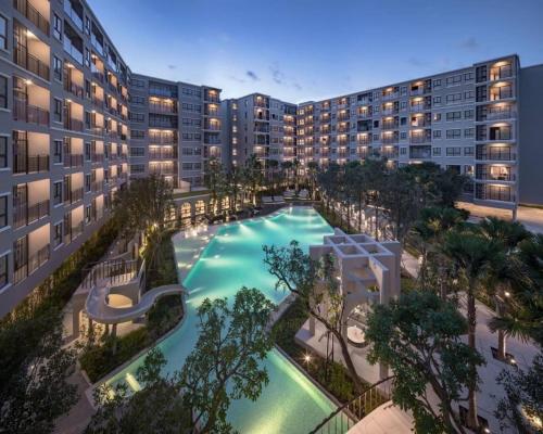 华欣Luxury La casita Huahin的享有公寓大楼游泳池的顶部景致