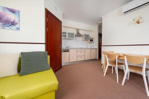 查普伊Villa Baltic -Apartament nr 9的客厅配有黄色的沙发和桌子