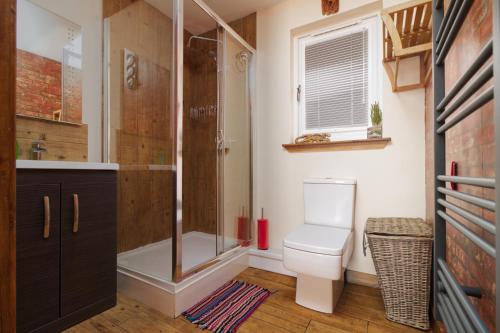 ClackmannanBraeside Cabin的带淋浴、卫生间和盥洗盆的浴室