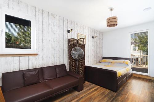 ClackmannanBraeside Cabin的一间卧室配有一张床、一张沙发和一个时钟
