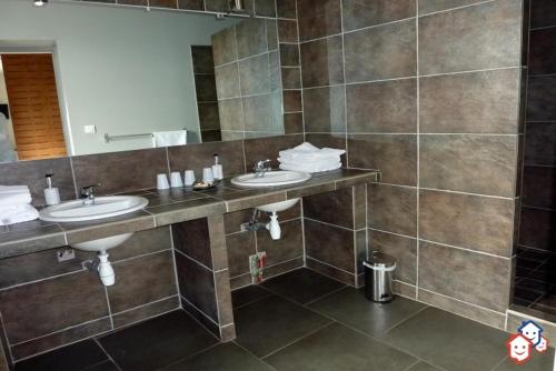瓦尔代布洛尔瓦尔德博尔酒店的一间带两个盥洗盆和大镜子的浴室