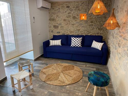 兰卡Ideal parelles aptm amb encant estil Mediterrani i tranquil a Llançà的客厅配有蓝色的沙发和桌子