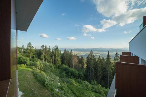 什特尔布斯凯普莱索10X-90X全景公寓的从树木茂密的山丘窗户欣赏美景