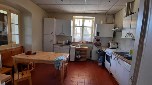 Le petit manoir de Palau的厨房或小厨房