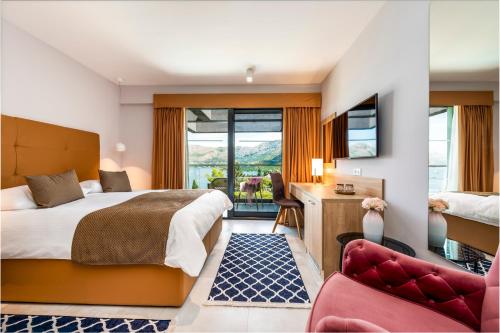 察夫塔特Hotel Seventh的酒店客房设有一张床和一个阳台。