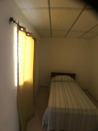 奇特雷Apartamentos Doña Amelia的一间小卧室,卧室内配有一张床铺