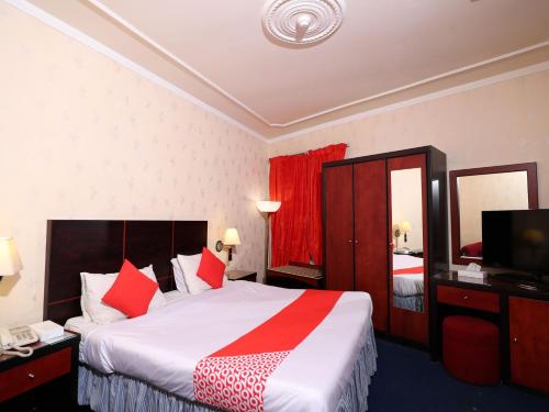 麦纳麦OYO 112 Semiramis Hotel的酒店客房设有一张大床和一台电视。