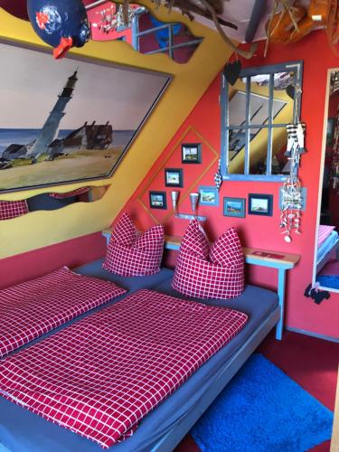 青斯特Zur Alten Filmkiste的宿舍间设有双层床、红色墙壁和窗户。