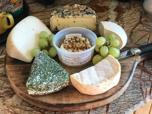 那慕尔Le Jardin Des Secrets的桌上的一盘奶酪和葡萄