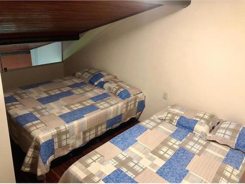 格拉瓦塔Gravata Apartamento Winterville的小型客房配有两张床,