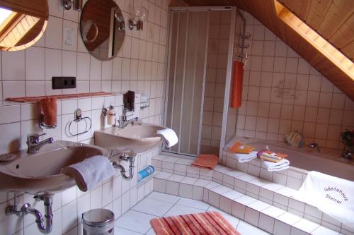 RambergAn den Kleeäckern 4 Haus mit Herz的浴室配有两个盥洗盆和浴缸。