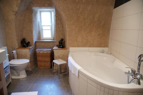 利克维莱布鲁绍夫公寓的一间带大浴缸和卫生间的浴室