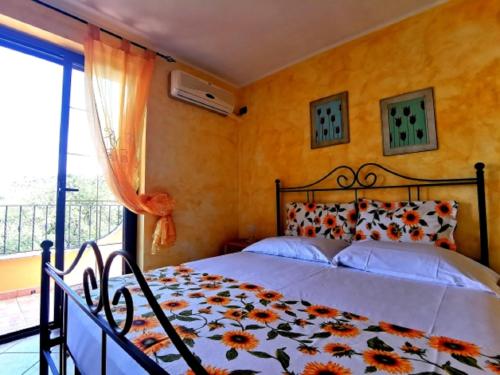 赞布隆内Baciati dal Sole的一间卧室配有一张带花卉床罩的床