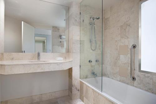 黄金海岸美景曼特拉集团酒店的带淋浴、浴缸和盥洗盆的浴室