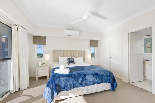 穆德吉巴Penthouse - Private Rooftop Spa的一间卧室配有一张带蓝色毯子的床