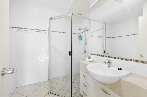 穆德吉巴Penthouse - Private Rooftop Spa的一间带玻璃淋浴和水槽的浴室